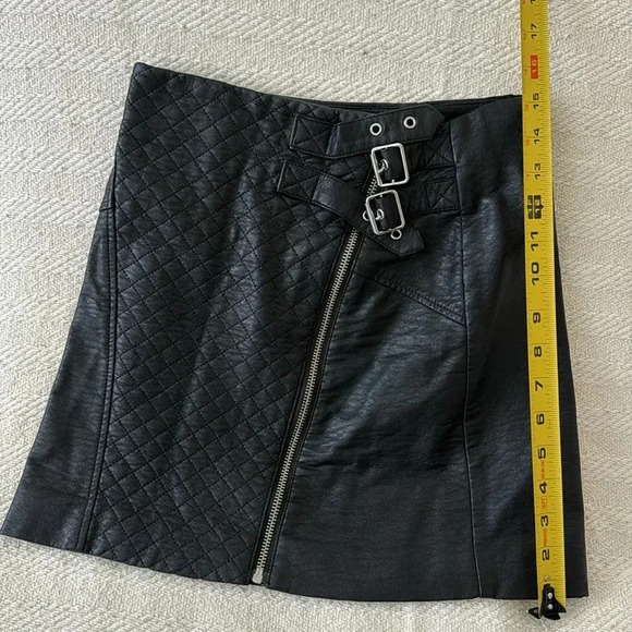 H&M Divided Faux Leather Mini Skirt Black Quilted Metal Zipper - Picture 2 of 4